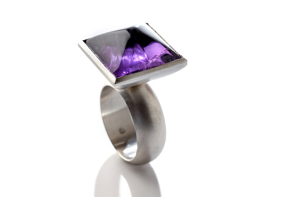 Platin ring with amethyst, Purple Universe, jewellery by Rembrandt Jordan